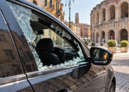 Vetro Auto Rotto per Furto a Verona: Cosa Fare Subito